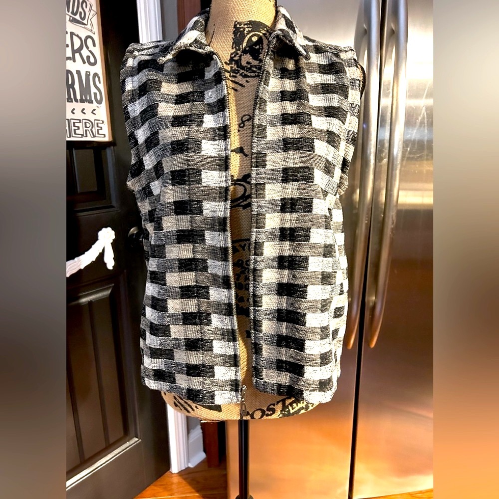 ✔️ Christoper & Banks Sleeveless Jacket or Vest Size Small Black & White & Gray